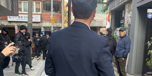 피흘리는 여성 뒤쫓던 흉기난동범, 출근길 양복 남성이 제압
