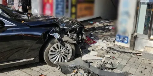 70대 몰던 차, 인도로 돌진…30대 엄마·2살 딸 중상